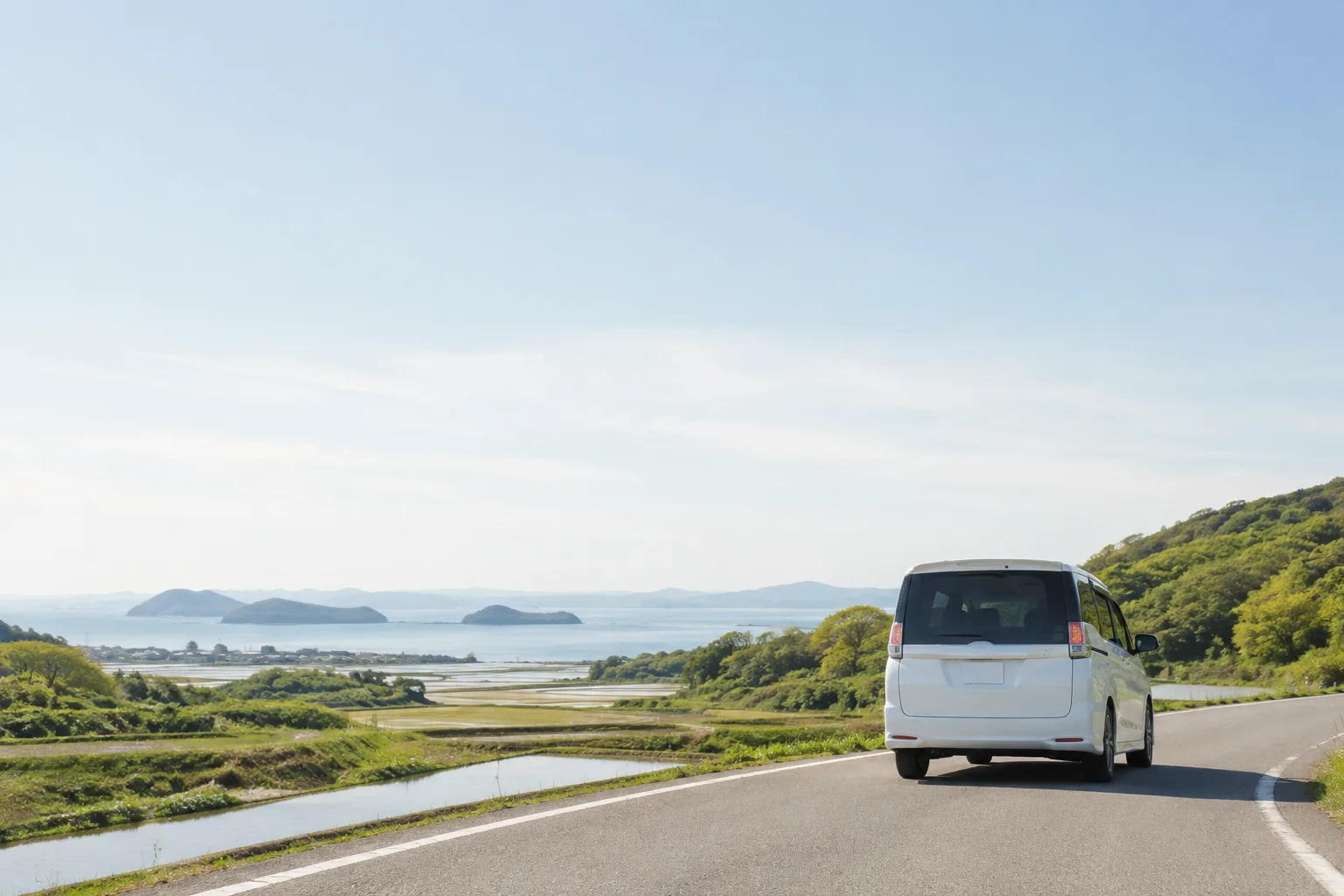 瀬戸内の海沿いを走る移動火葬車
