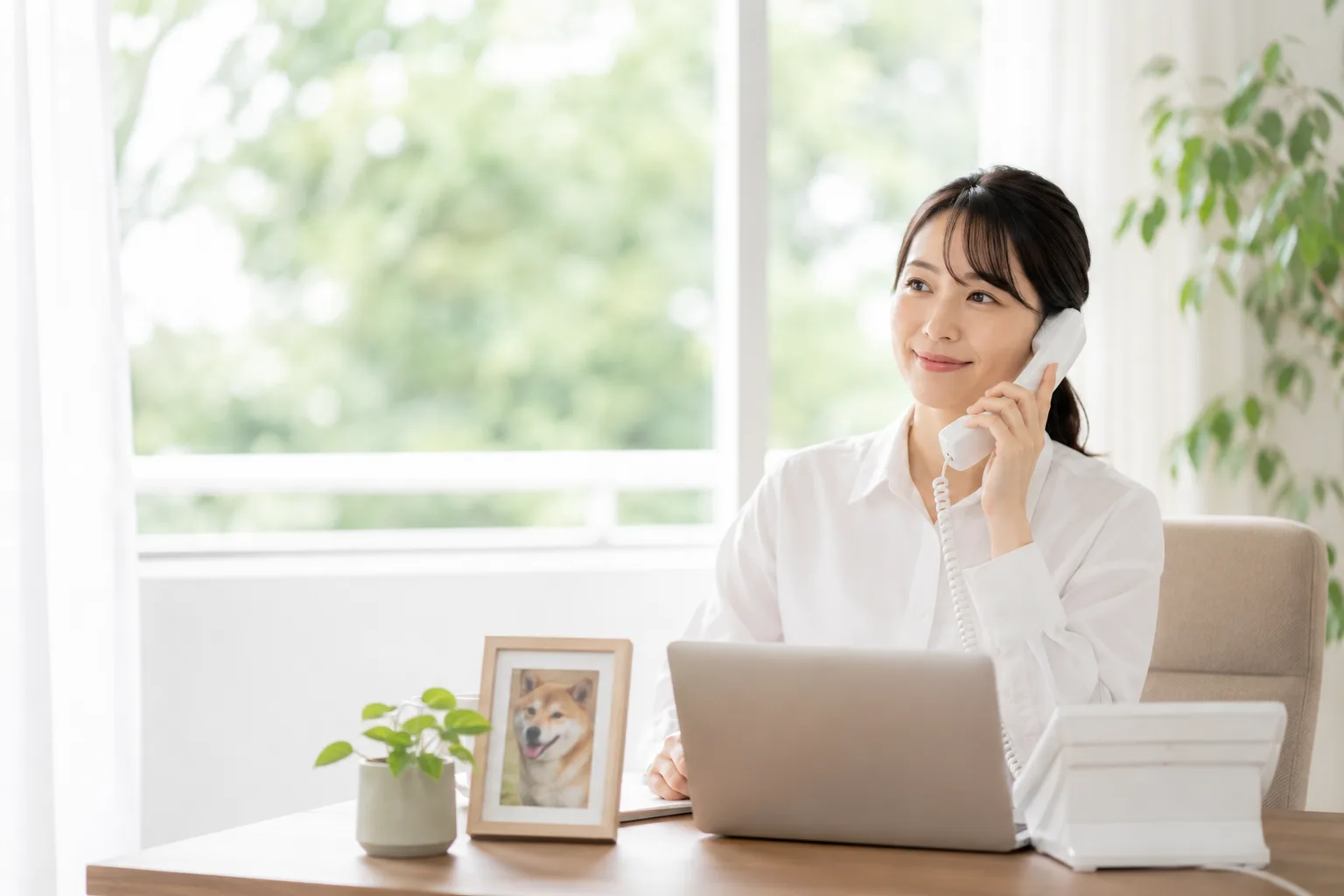 24時間お電話でご相談を受けるスタッフ